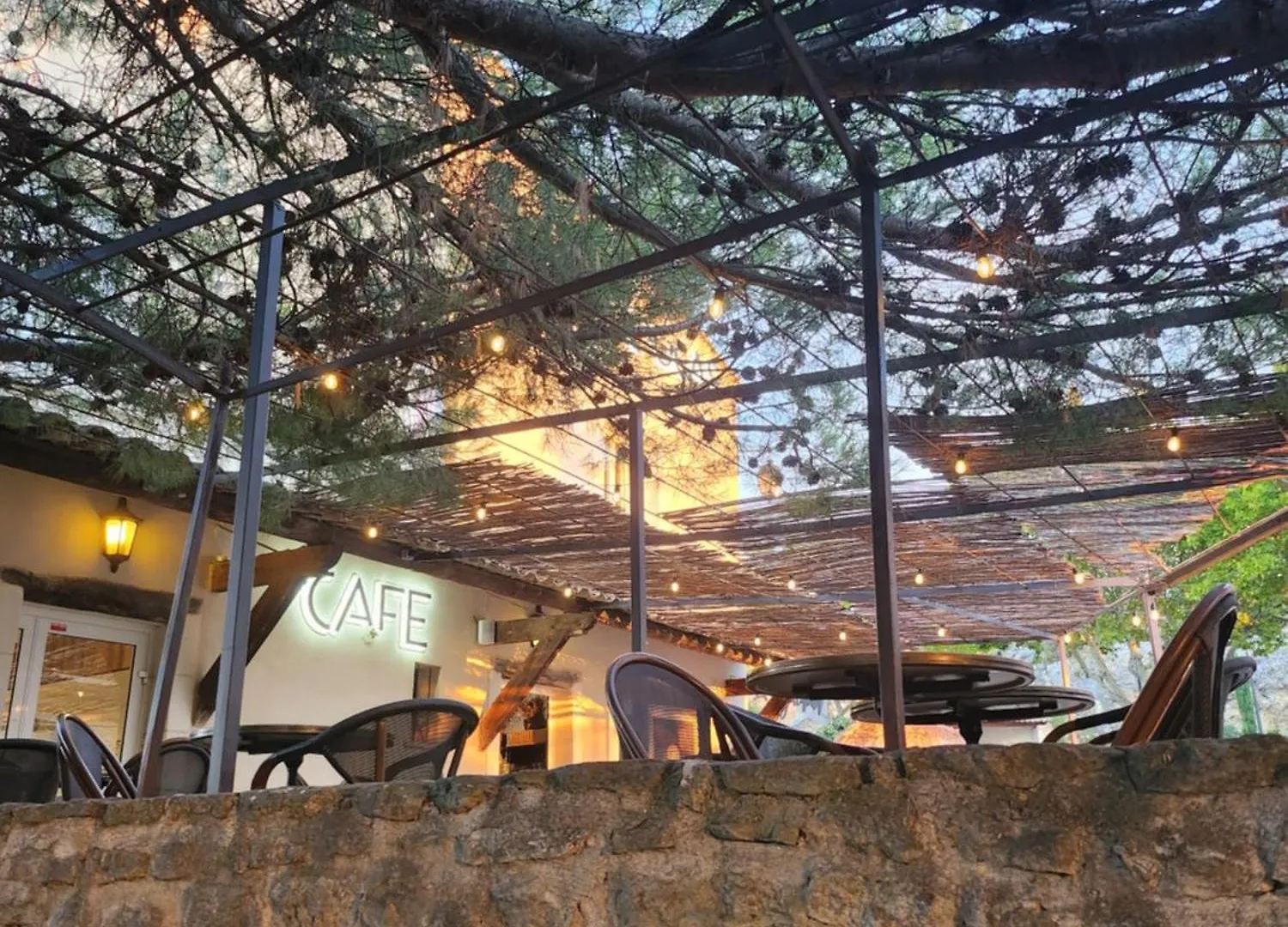 Vilajoun Joucas Hotel